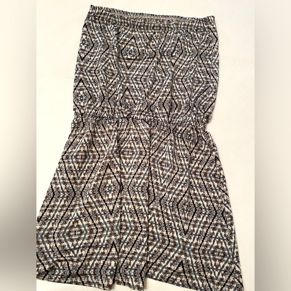 🦋3 for $21 🦋 Elan Beach sleeveless Large Romper. Elasticized at top & waist. - Picture 6 of 7